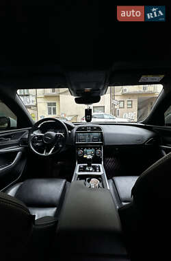 Седан Jaguar XE 2021 в 