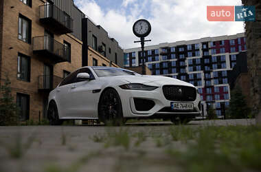 Седан Jaguar XE 2021 в 