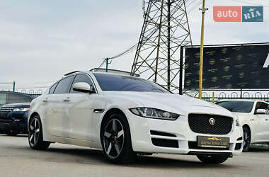 Седан Jaguar XE 2016 в 