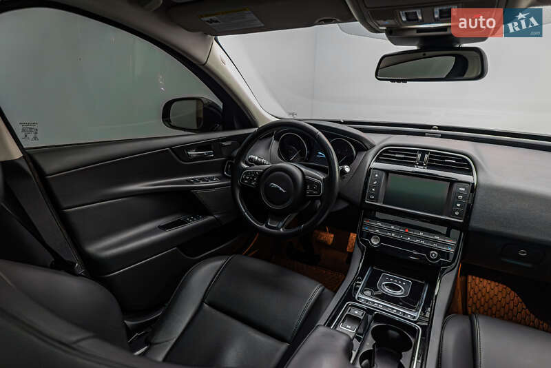 Седан Jaguar XE 2017 в Киеве