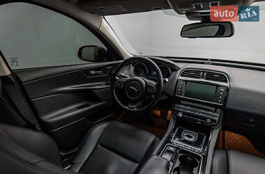 Седан Jaguar XE 2017 в 