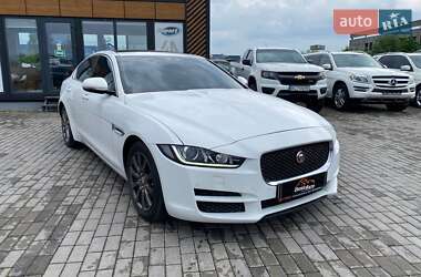 Седан Jaguar XE 2015 в Львові