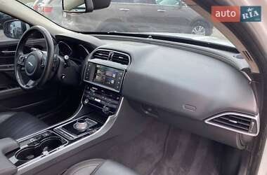 Седан Jaguar XE 2015 в 