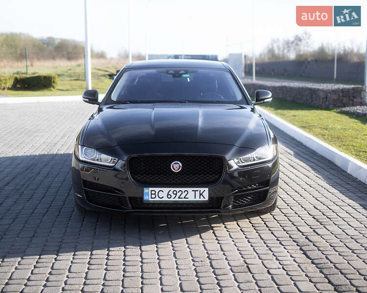 Седан Jaguar XE 2016 в Львове