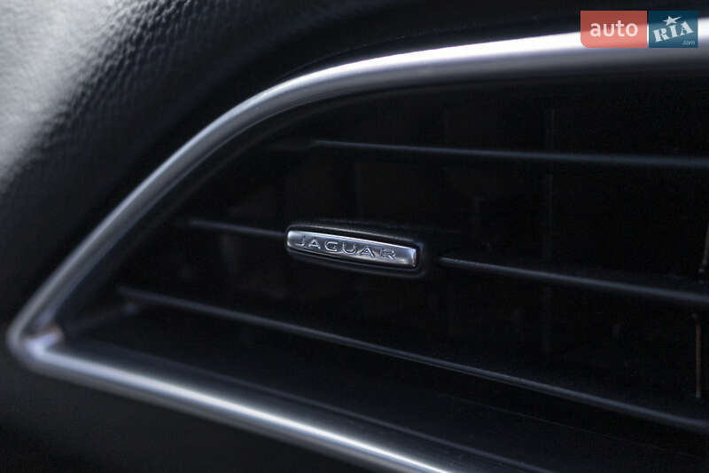 Седан Jaguar XE 2016 в Львове