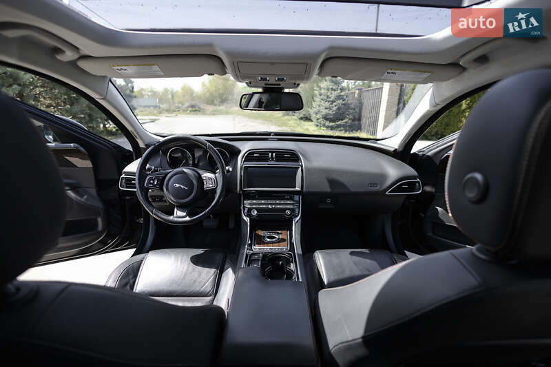 Седан Jaguar XE 2016 в Львове