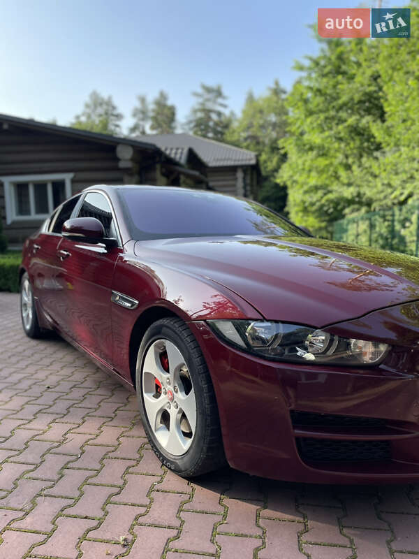 Седан Jaguar XE 2016 в Вінниці