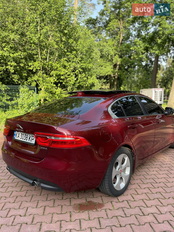 Седан Jaguar XE 2016 в Вінниці