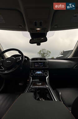 Седан Jaguar XE 2017 в 