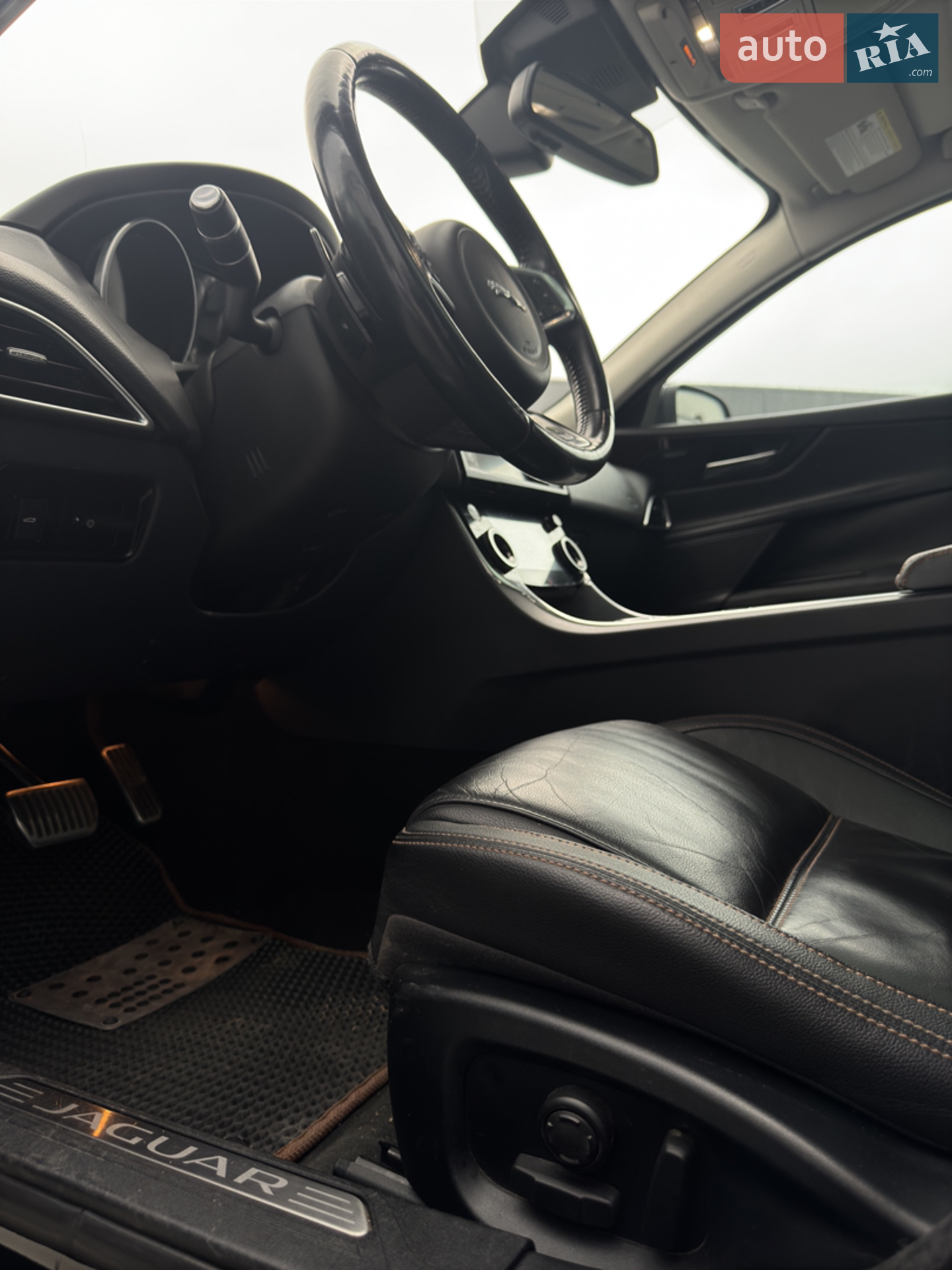 2017 Jaguar XE - мініатюра 31