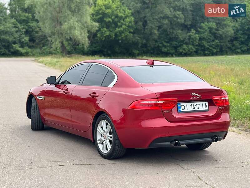 Седан Jaguar XE 2016 в Переяславі