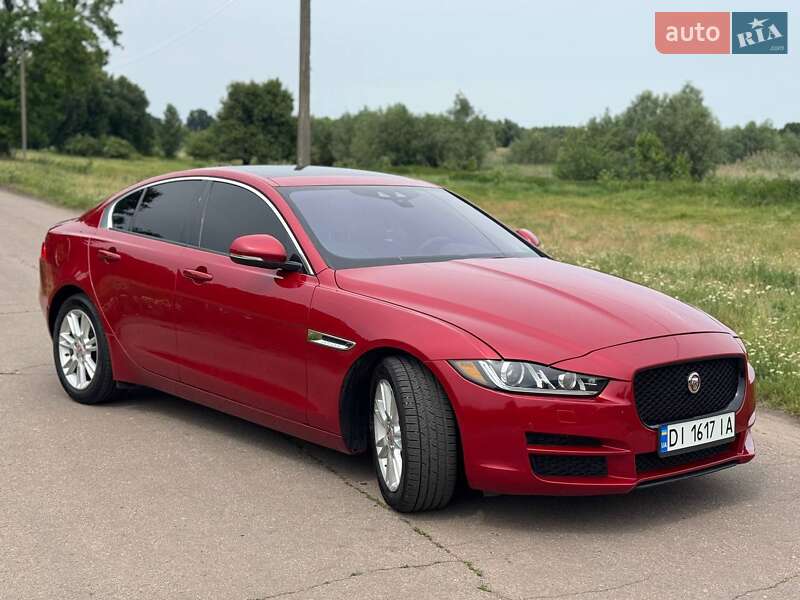 Седан Jaguar XE 2016 в Переяславі