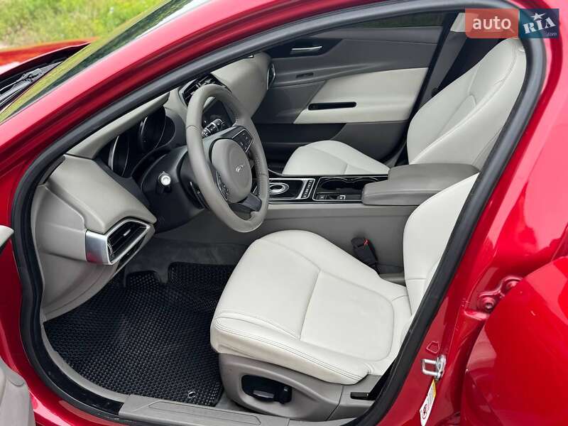 Седан Jaguar XE 2016 в Переяславі