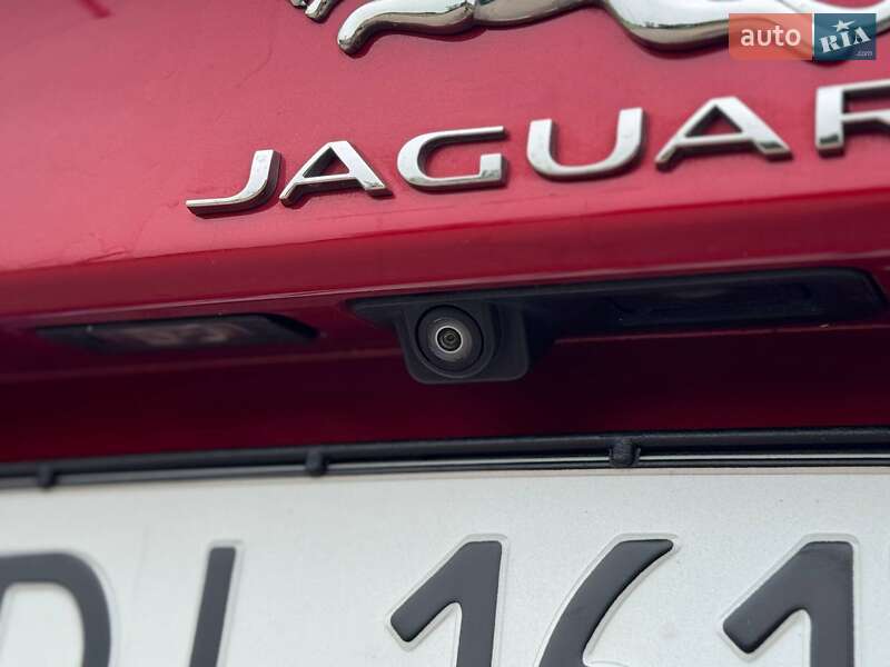 Седан Jaguar XE 2016 в Переяславі