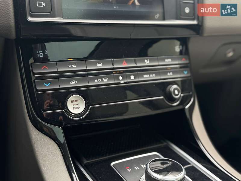 Седан Jaguar XE 2016 в Переяславі