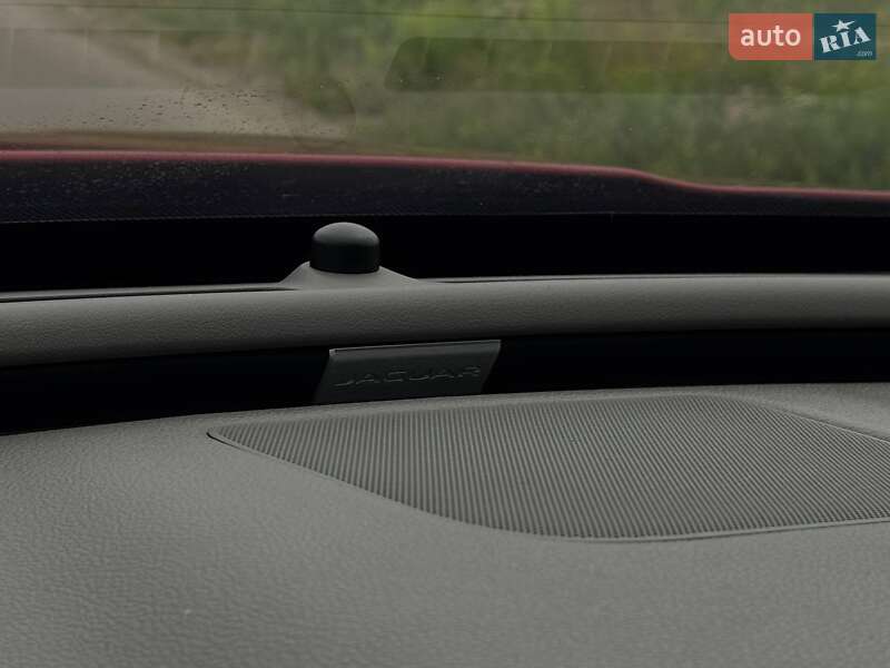 Седан Jaguar XE 2016 в Переяславі