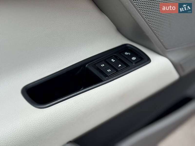 Седан Jaguar XE 2016 в Переяславі