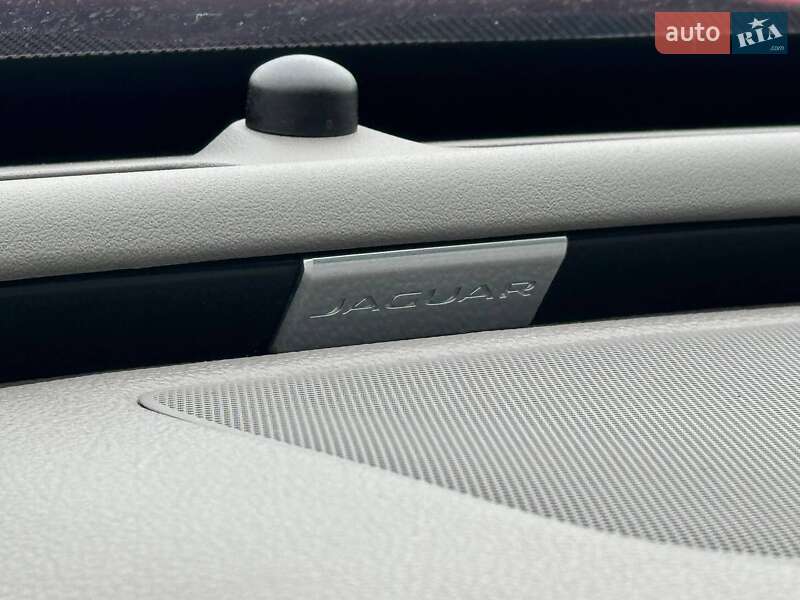 Седан Jaguar XE 2016 в Переяславі