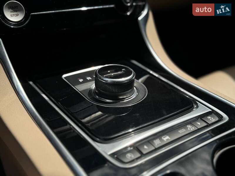 Седан Jaguar XE 2016 в Переяславе
