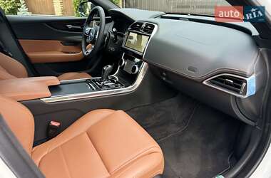 Седан Jaguar XE 2024 в 