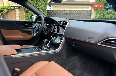 Седан Jaguar XE 2024 в 