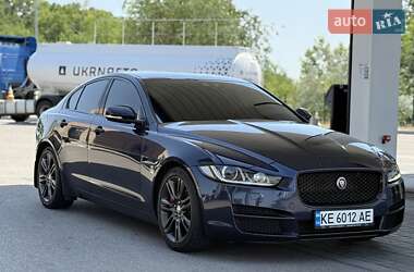 Седан Jaguar XE 2015 в 