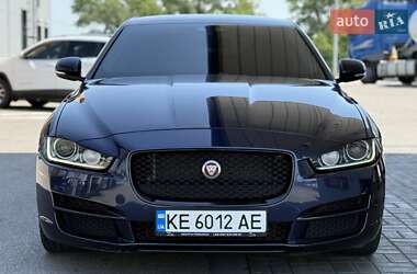 Седан Jaguar XE 2015 в 