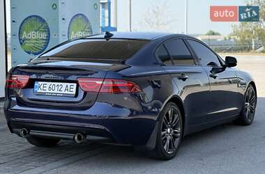 Седан Jaguar XE 2015 в 