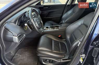 Седан Jaguar XE 2015 в 
