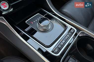 Седан Jaguar XE 2015 в 