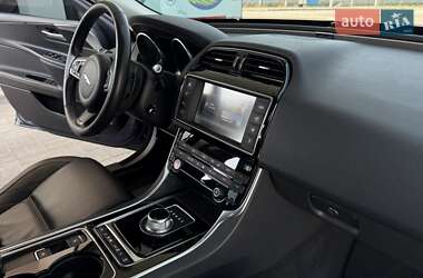 Седан Jaguar XE 2015 в 