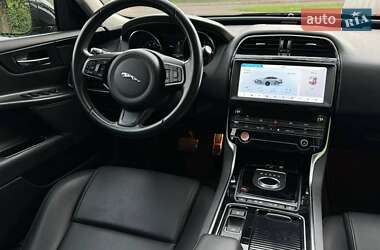 Седан Jaguar XE 2019 в 