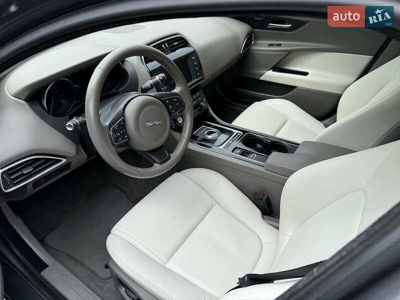 Седан Jaguar XE 2017 в Вараше