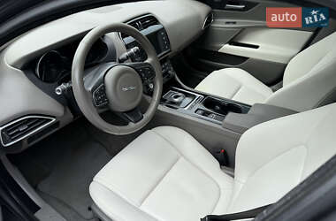 Седан Jaguar XE 2017 в 