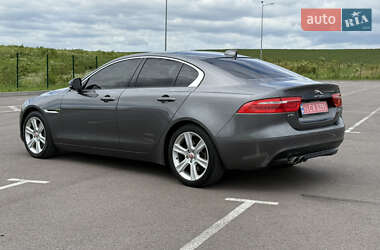Седан Jaguar XE 2017 в 
