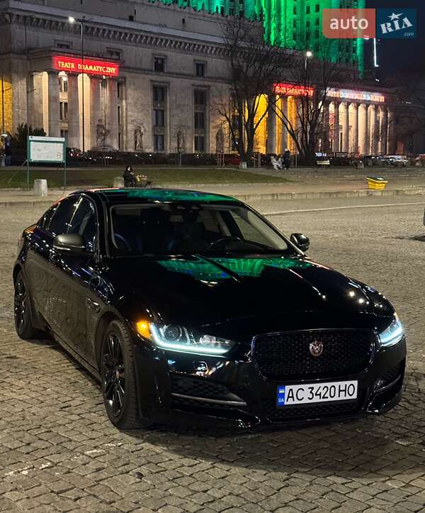 Седан Jaguar XE 2018 в 