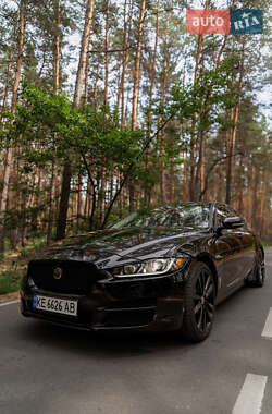 Седан Jaguar XE 2016 в 
