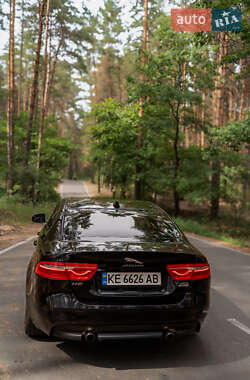Седан Jaguar XE 2016 в 