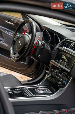 Седан Jaguar XE 2016 в 