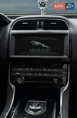 Седан Jaguar XE 2016 в 