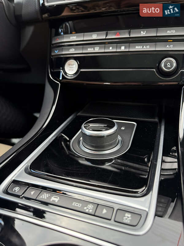 Седан Jaguar XE 2017 в Киеве фото 24 Седан Jaguar XE 2017 в Киеве