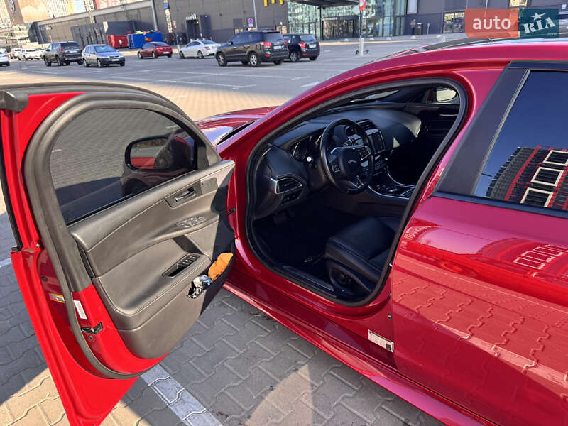 Седан Jaguar XE 2016 в Киеве