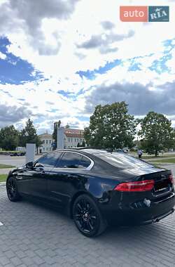 Седан Jaguar XE 2017 в 