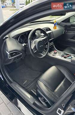 Седан Jaguar XE 2017 в 