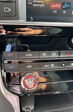 Седан Jaguar XE 2017 в 