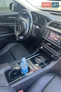 Седан Jaguar XE 2017 в 
