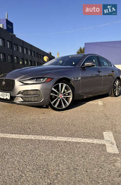 Седан Jaguar XE 2020 в 