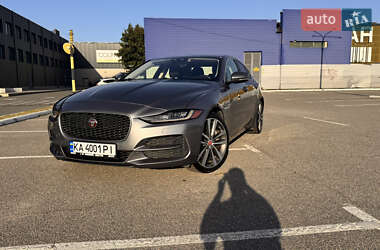 Седан Jaguar XE 2020 в 