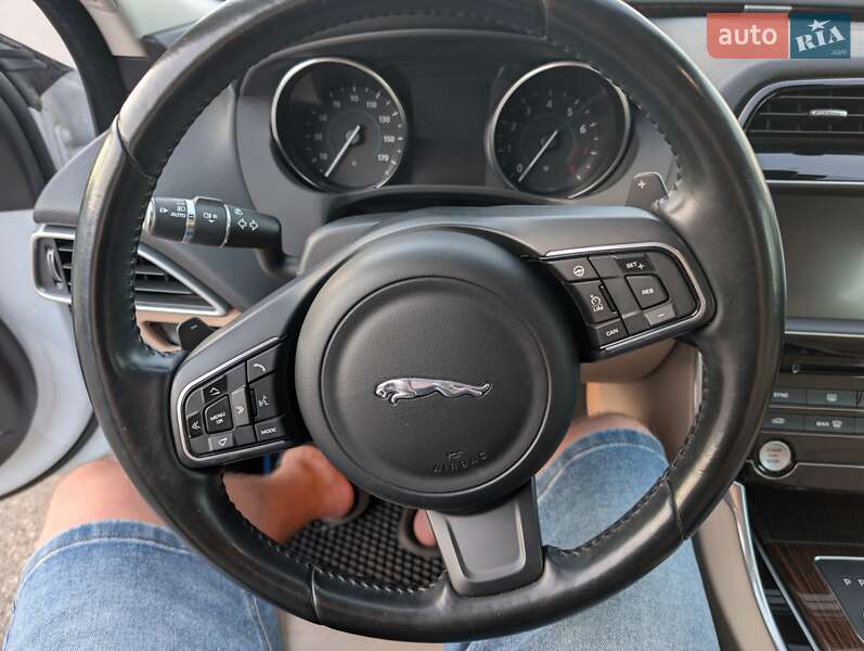 Седан Jaguar XE 2016 в Кременчуге
