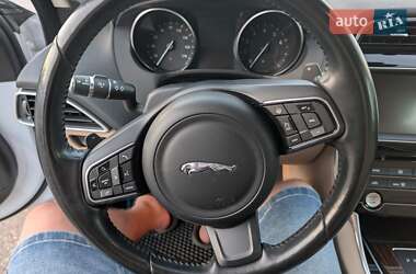 Седан Jaguar XE 2016 в 